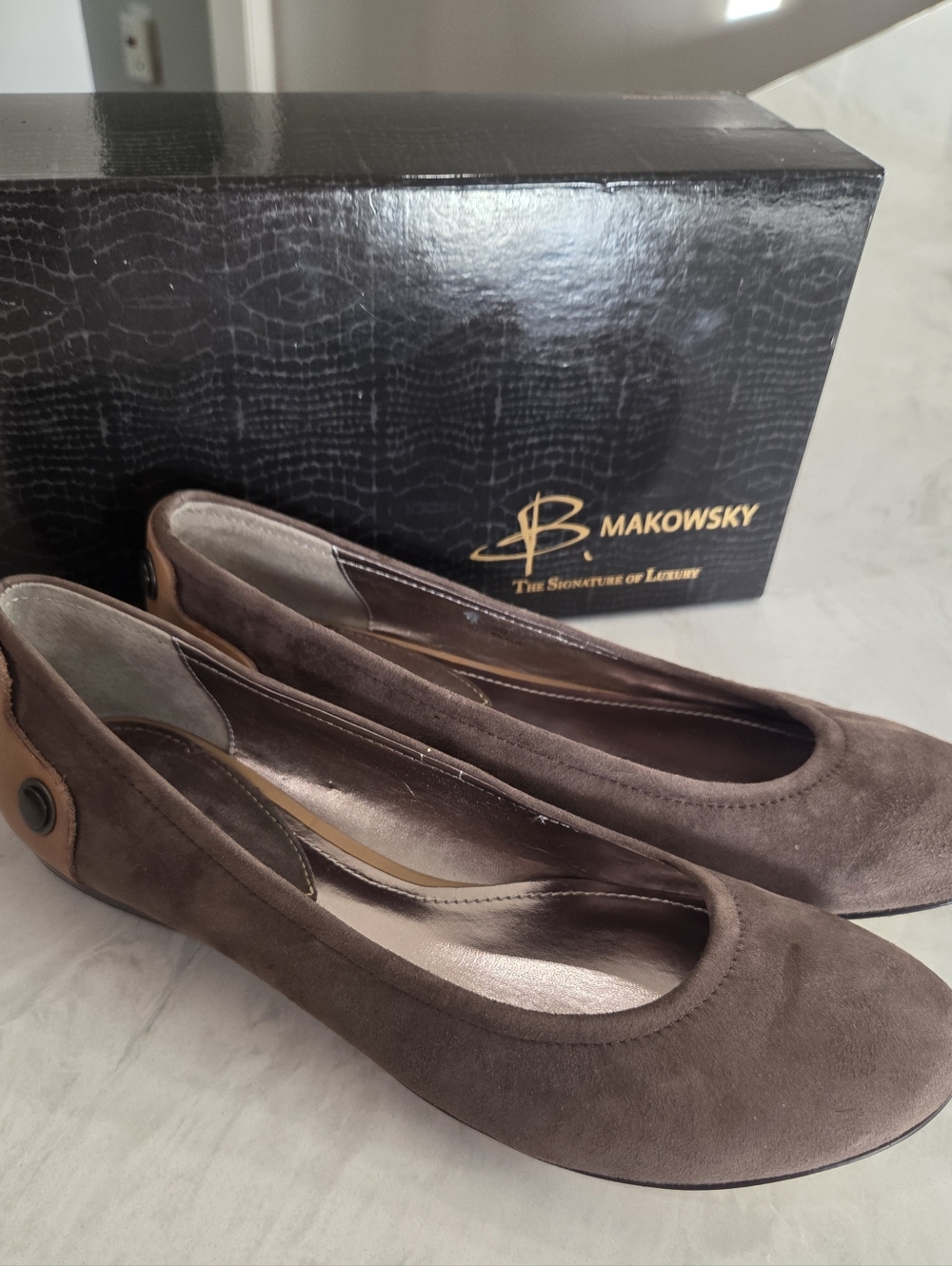 NWT MAKOWSKY Luxury Suede Flats, Size 9 Taupe